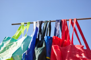 Como escolher sacola de TNT para embalagem pode valorizar seu produto